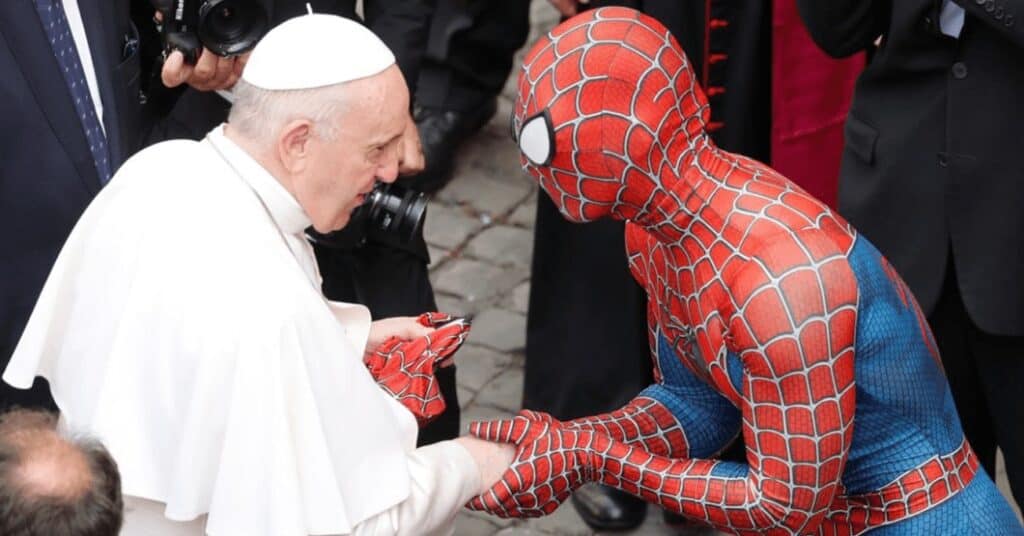 El Papa Francisco ha declarado este domingo, durante su misa dominical, que prefería tener relaciones diplomáticas "con Spider-Man, antes que con esa dictadura Guaranda", declaró el sumo pontífice en su homilía.