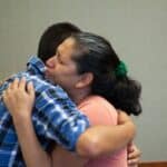 Chavalo no sabe que regalarle a la señora que le quebró dos escobas en el lomo