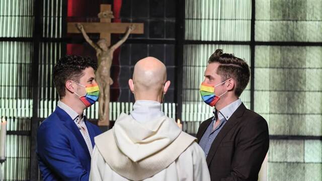 Gays celebran recibir "bendición" de gente que los discriminaba