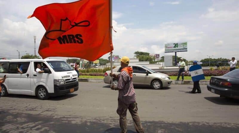 "A mí también sácame del país", sandinista sale con bandera del MRS en Managua