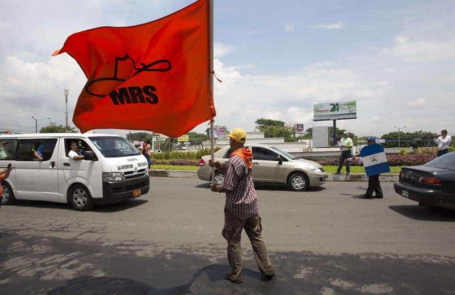 "A mí también sácame del país", sandinista sale con bandera del MRS en Managua