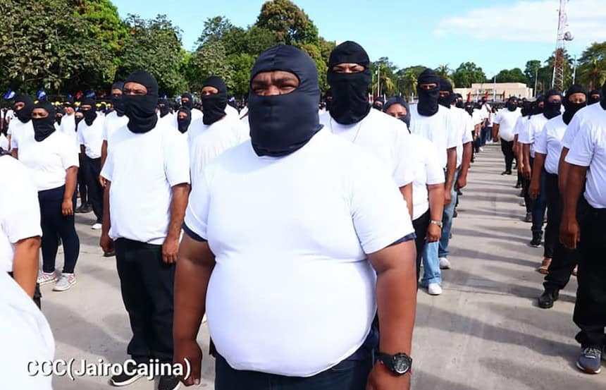 Paramilitares: Listos y en "forma" para salvar a Daniel y a la Chayo del temido Donald Trump