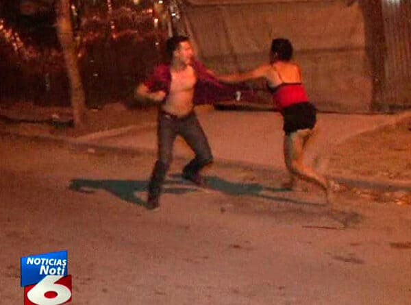 Esposa y maricón se “turkean” afuera de un motel por su hombre en la ciudad de León