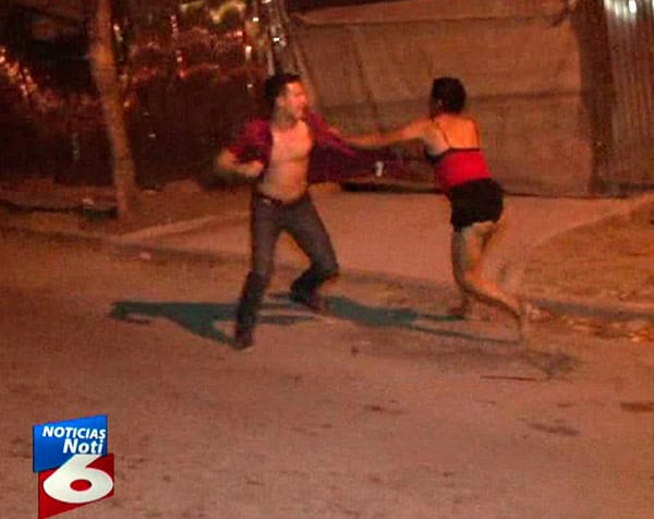 Esposa y maricón se “turkean” afuera de un motel por su hombre en la ciudad de León